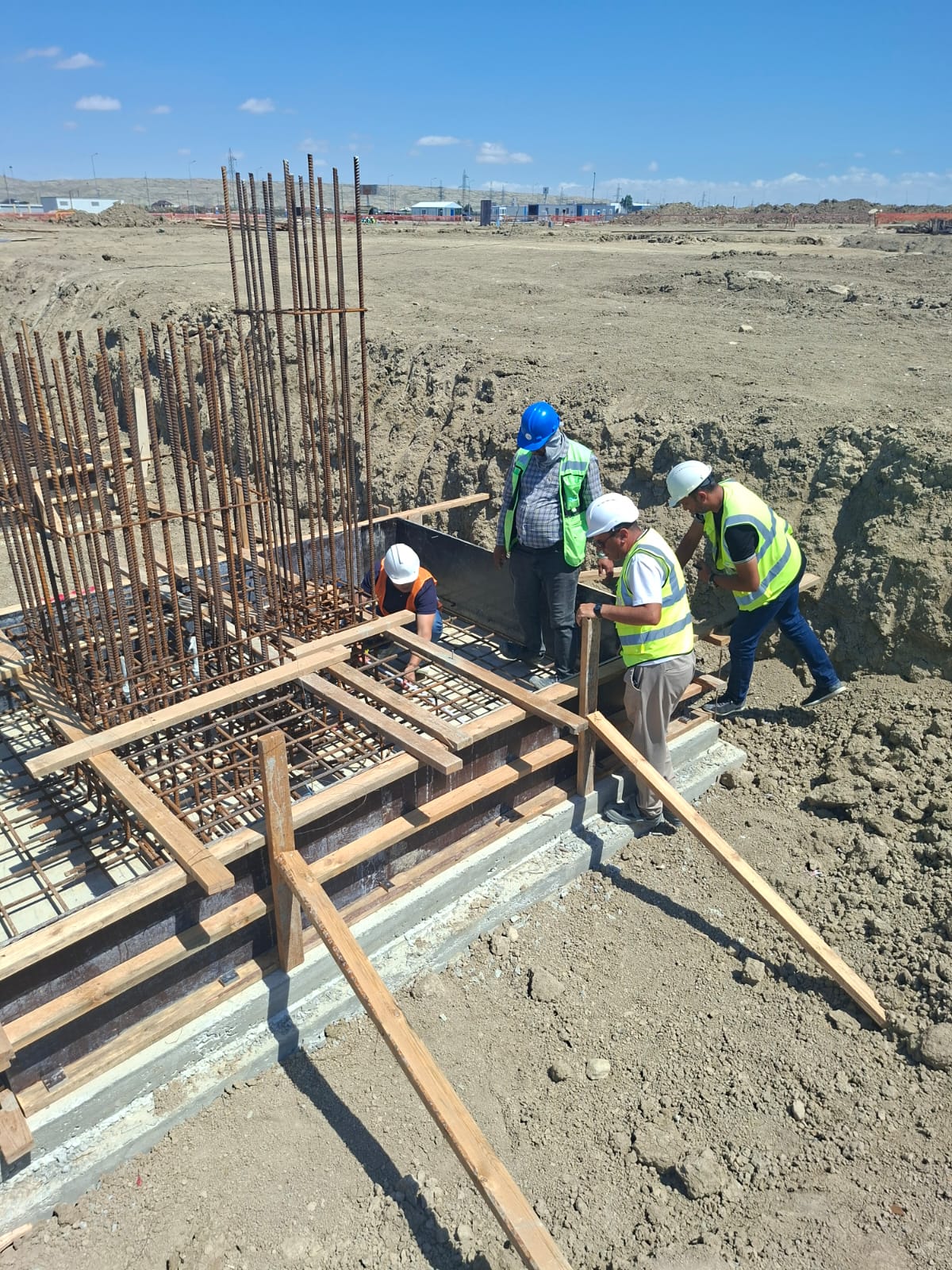 Panel dəstəyi üçün təməl armaturu